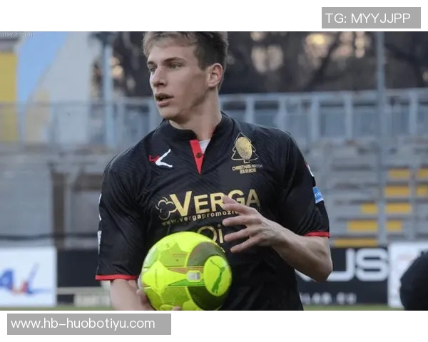 瓦拉内社媒晒与温格亨利合照观战科莫尤文重温足球传奇时刻 瓦拉内社媒晒与温格亨利合照观战科莫尤文重温足球传奇时刻